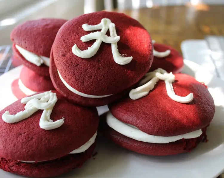 Step 4.1: Decorate the top of each whoopie pie as desired