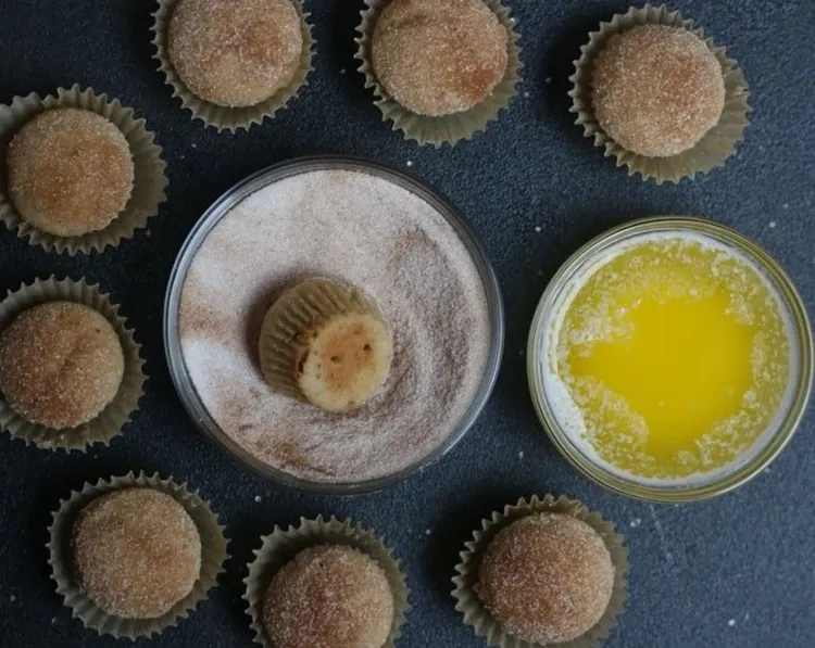 Step 3.1: In a separate bowl, stir together the ground cinnamon and granulated sugar until well combined