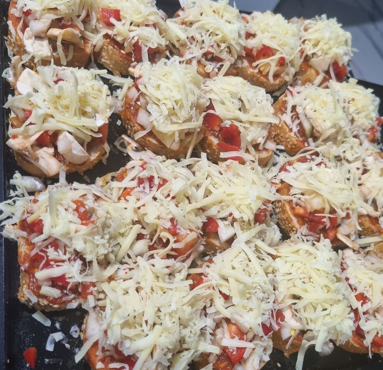 Step 1.1: Apply 1tsp pizza sauce to the base of baguette slice and add vegetable mixture and top up with grated cheese