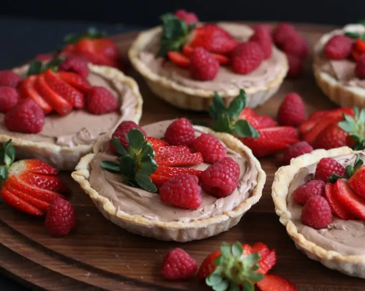 Step 4.1: Garnish each tart with fresh strawberries and raspberries right before serving