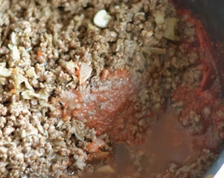 Step 3.1: Add the tomato sauce to the meat