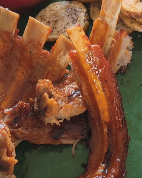 Step 3.1: Serve the sweet and spicy ribs with crispy potato discs and your favorite sauce on the side