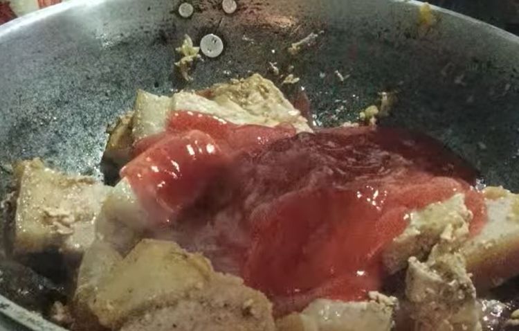 Step 3.1: Pour in the tomato sauce and banana ketchup