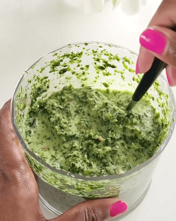 Step 3.2: Add spinach and lemon juice and blend again until smooth