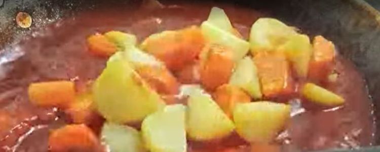 Step 3.1: Return the pan-fried potatoes and carrots to the pan