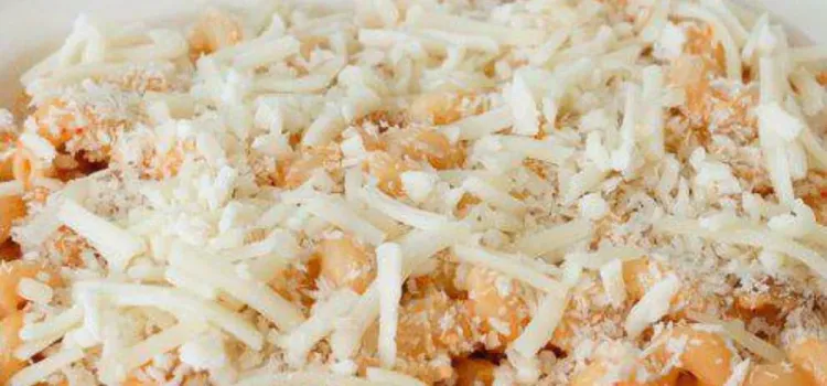 Step 3.1: Transfer the macaroni into a baking tin, sprinkle cheese and breadcrumbs on top