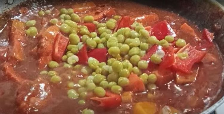Step 3.1: Add red bell pepper, green peas, and bay leaves
