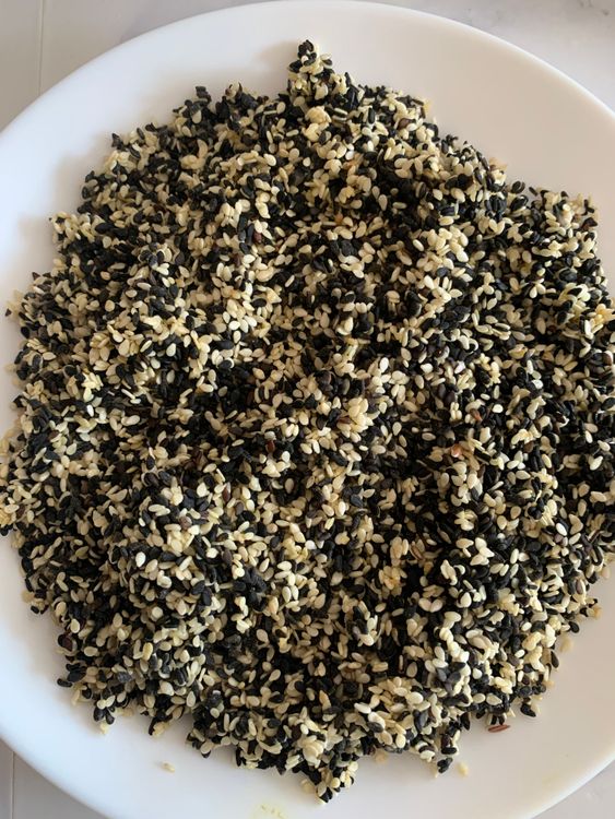 Step 2.1: In another bowl, mix the white and black sesame seeds