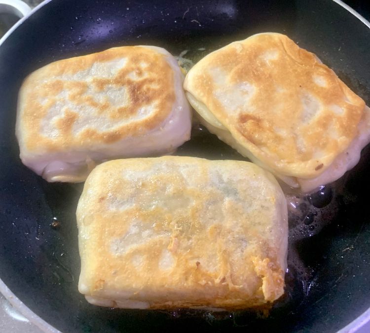 Step 3.1: Carefully flip the dough pocket with a spatula and continue frying for another 3-4 minutes, or until the dough pocket is  is golden brown and crispy from all sides