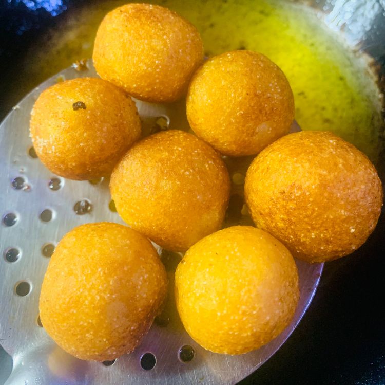 Step 1.1: Remove the balls and transfer them on a kitchen roll to absorb excess oil
