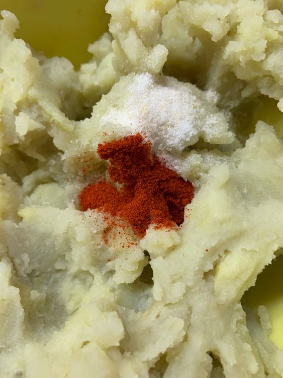 Step 1.1: Add salt, kashmiri red chilli powder and semolina (suji) to the potatoes