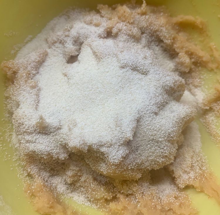 Step 1.2: Add salt, kashmiri red chilli powder and semolina (suji) to the potatoes