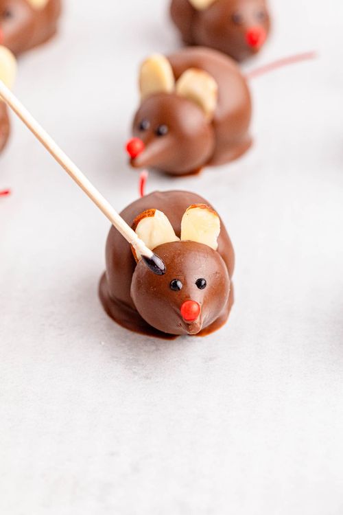 Step 2.1: For the eyes, add two little dots of black decorative icing onto the Hershey’s Kiss face