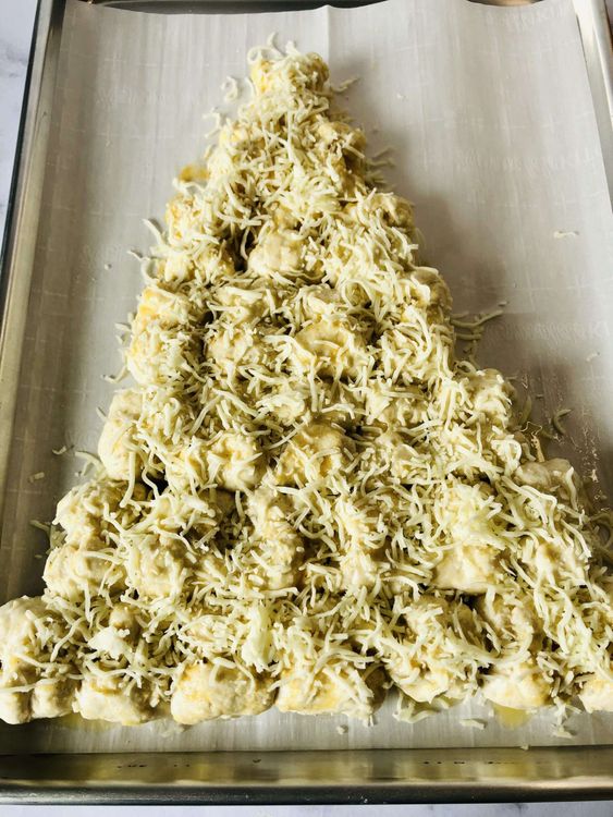Step 2.1: Sprinkle mozzarella cheese and parsley over the tree