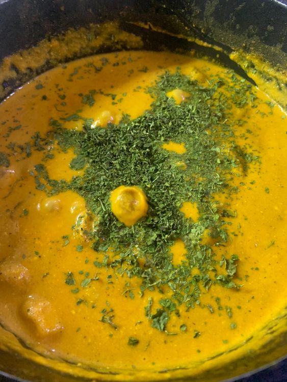 Step 3.2: Add cream and kasuri methi and mix to combine
