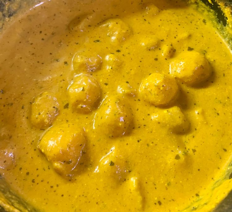 Step 3.3: Add cream and kasuri methi and mix to combine
