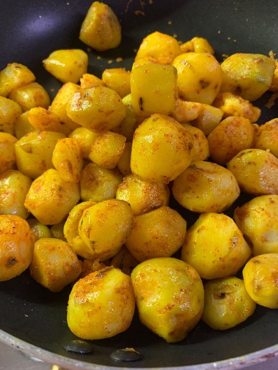 Step 1.1: Add kashmiri red chilli powder and turmeric and stir for a few seconds