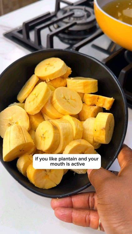 Step 1.1: Peel the plantains and slice them into 1-inch thick rounds or any desired shape and sizes of your choice 😁 don't forget to add to sprinkle little salt if you like it however I don't make use of salt