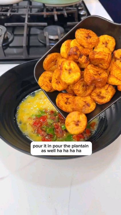 Step 4.1: Add the stir-fried vegetables and fried plantains into the whisked eggs and mix together