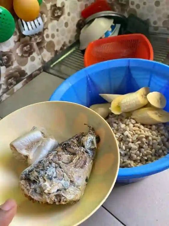 Step 2.3: Add the fish heads, chopped onions, fresh peppers, and crayfish into the bowl
