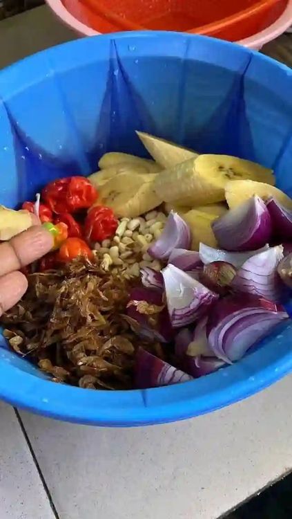 Step 2.2: Add the fish heads, chopped onions, fresh peppers, and crayfish into the bowl