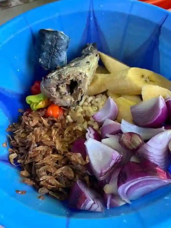 Step 2.1: Add the fish heads, chopped onions, fresh peppers, and crayfish into the bowl