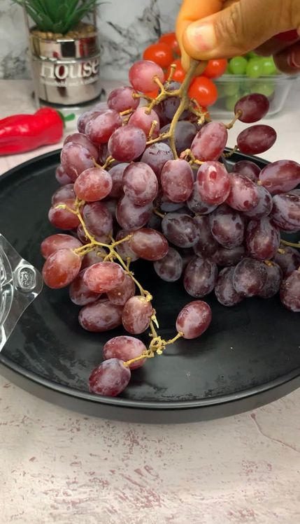 Step 1.2: Wash your apples and grapes properly, preferably with salty water, and rinse