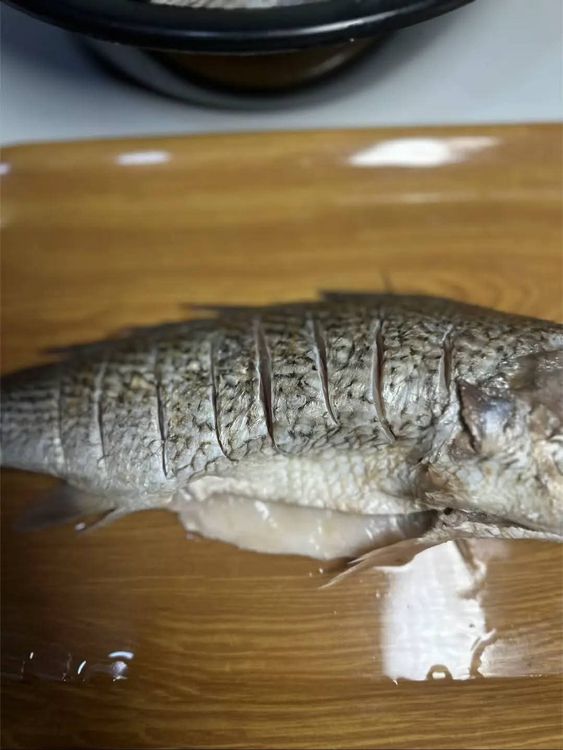 Step 2.1: Wash the fish thoroughly and make horizontal cuts on each fish to allow the sauce to penetrate