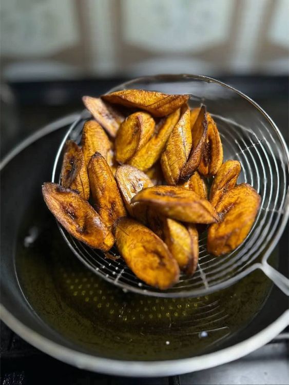 Step 3.2: Slice plantains horizontally or in your preferred shape, fry in medium-hot oil, and remove when golden brown