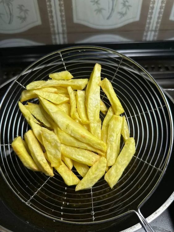 Step 3.1: Slice sweet potatoes thinly like chips, add a little salt, and fry in medium-hot oil until crunchy