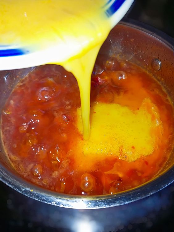 Step 1.3: Whisk the eggs together and pour them evenly over the sauce in the pot