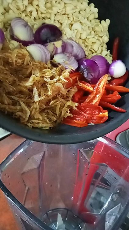 Step 2.3: Add the cleaned beans, onions, crayfish, red pepper, and shombo pepper to a blender