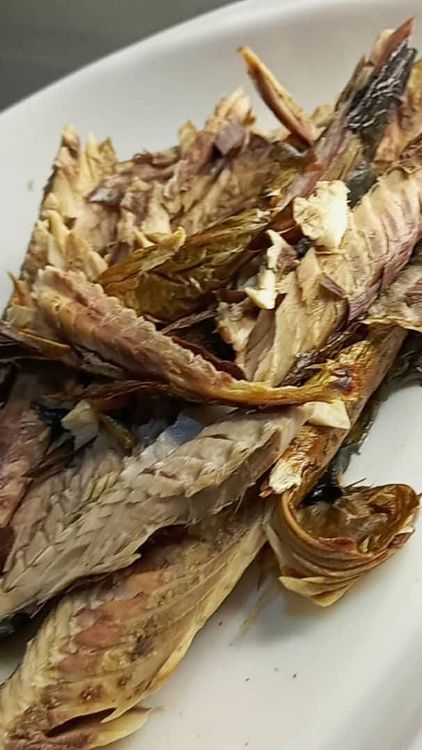 Step 1.2: Cover the pot to boil for 1 minute, then open the pot and add properly washed roasted fish