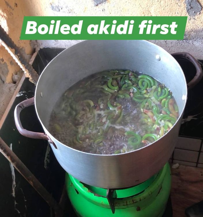 Step 1.1: Boil fresh akidi in a pot of boiling water