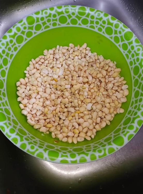 Step 1.3: Sieve out the beans chaff, add clean water, and repeat the process until all the beans are skin-free