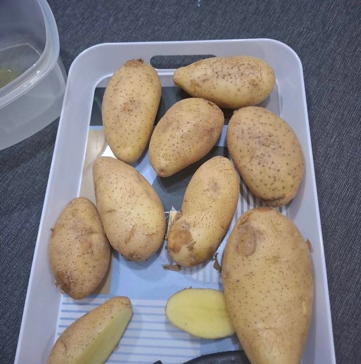 Step 1.1: Cut the potatoes into thin vertical long shapes, ensuring they are not too thinly sliced