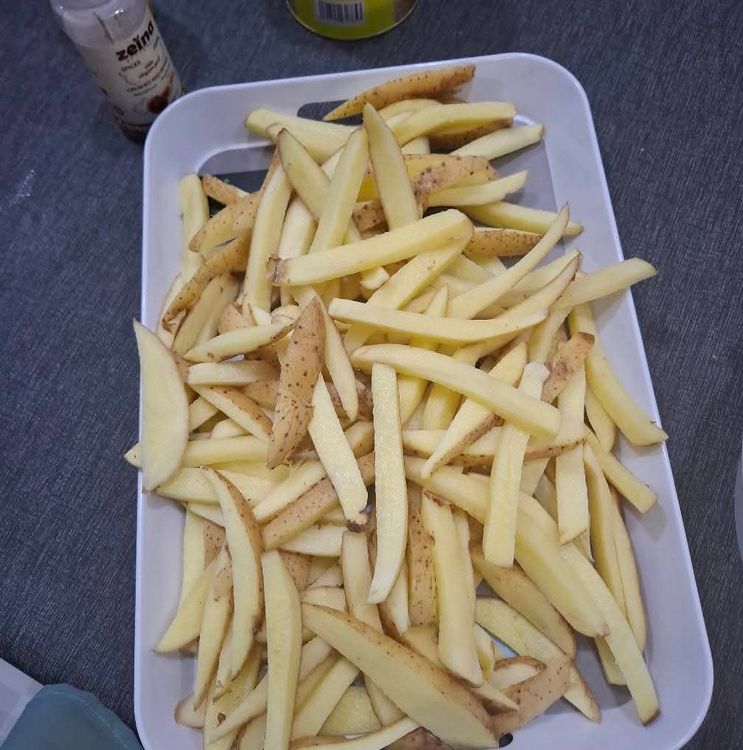 Step 1.4: Cut the potatoes into thin vertical long shapes, ensuring they are not too thinly sliced