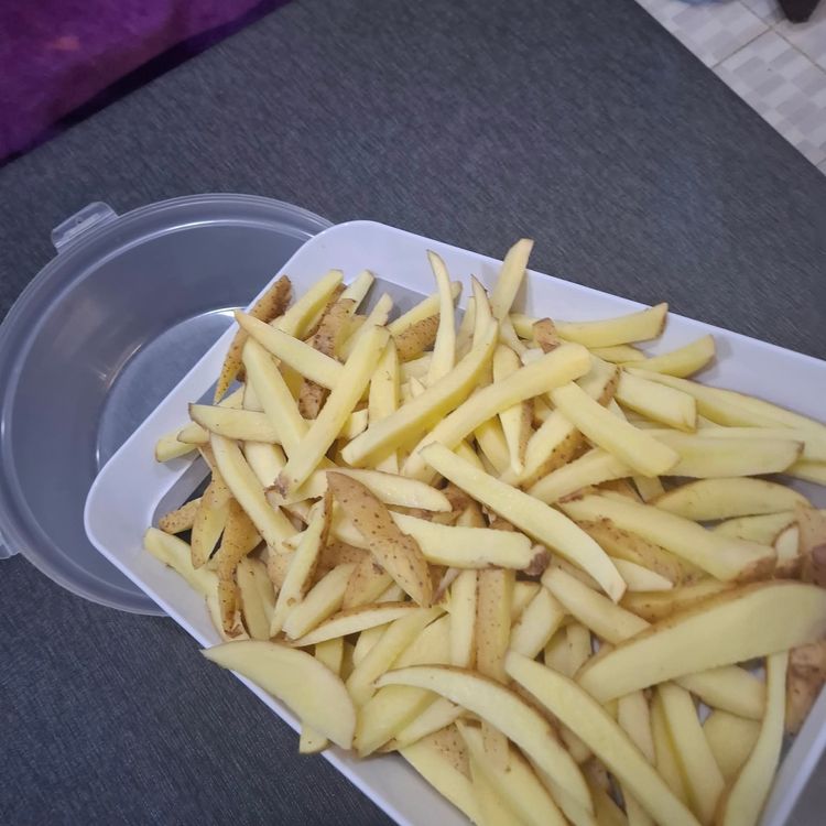 Step 1.2: Cut the potatoes into thin vertical long shapes, ensuring they are not too thinly sliced