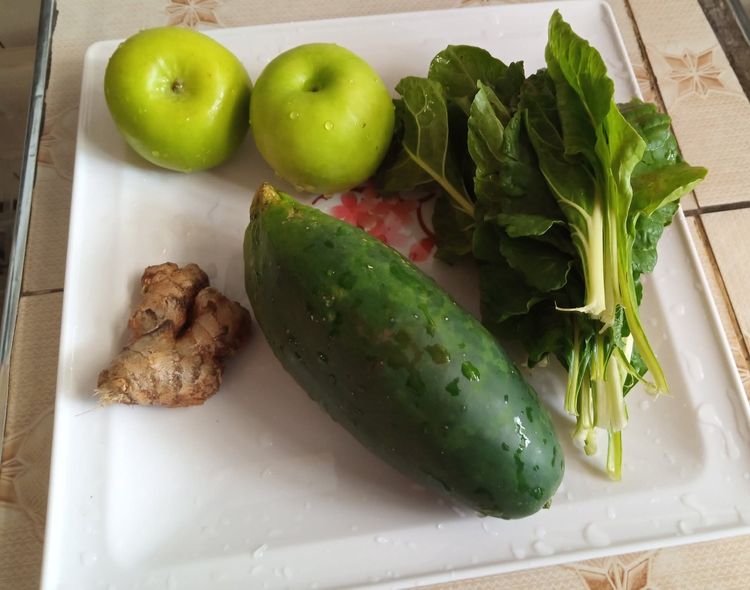 Step 1.1: Grate the apples, ginger, spinach, and cucumber smoothly