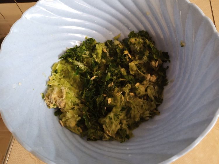 Step 1.2: Grate the apples, ginger, spinach, and cucumber smoothly