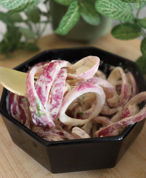 Step 4.1: Garnish with fresh coriander and serve chilled as a cooling side dish with Indian meals and tandoori dishes