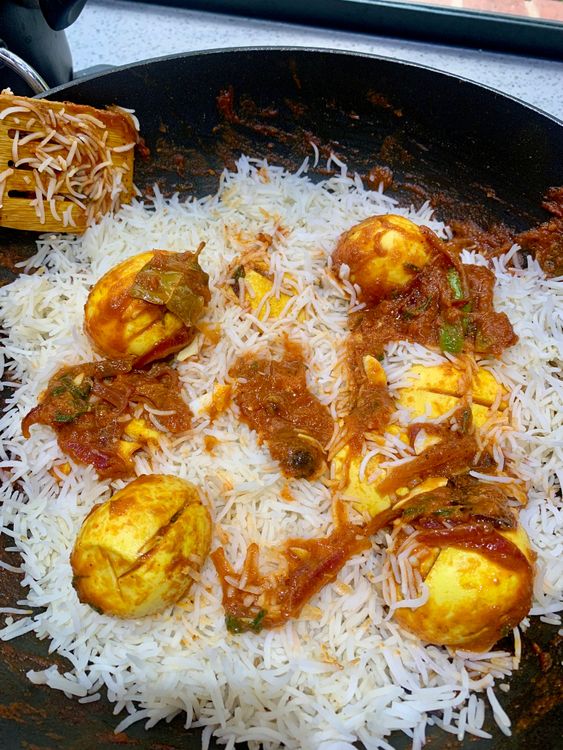 Step 4.1: Place the reserved eggs and masala on top