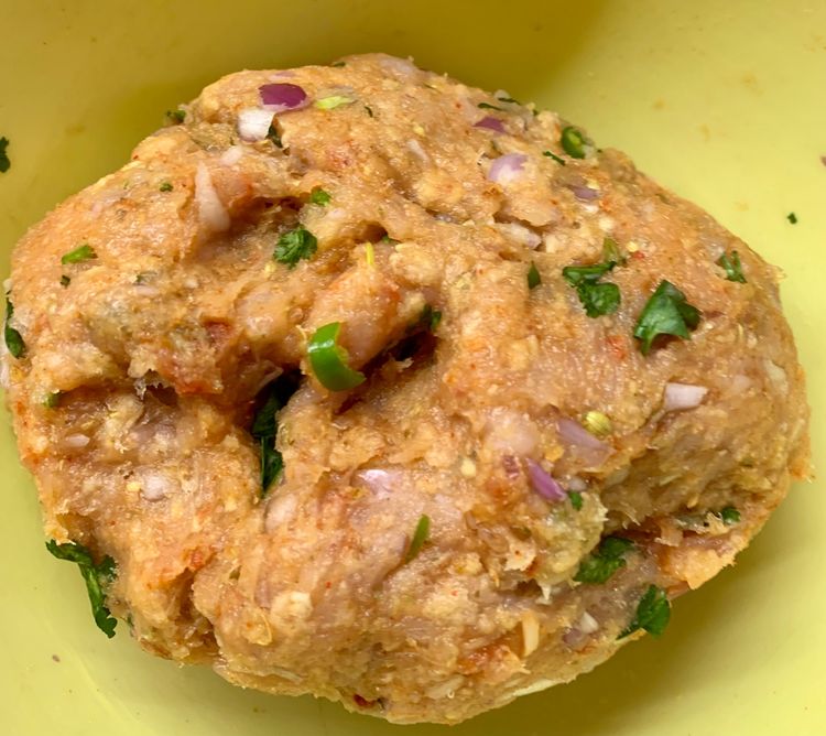 Step 1.1: In a large mixing bowl, combine the chicken mince, chopped onion, mashed potato, bread crumbs, coriander powder, ginger garlic paste, chopped green chilli, red chilli powder, garam masala, egg, coriander leaves and salt
