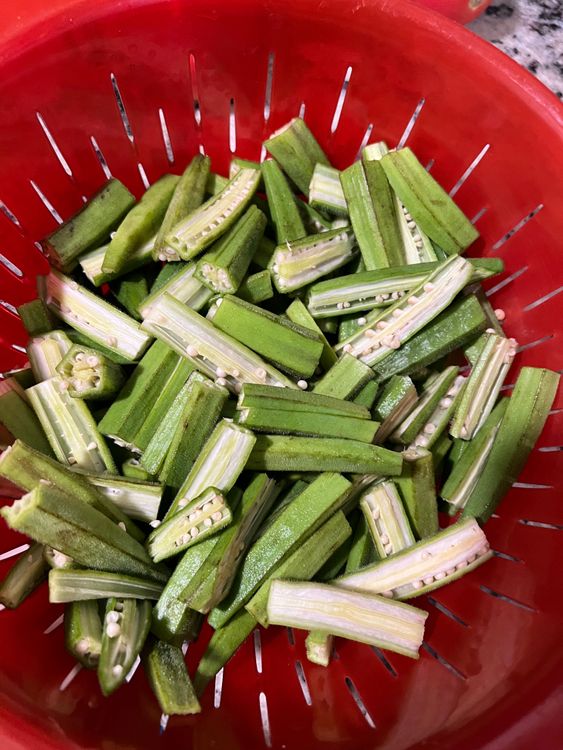 Step 1.1: Take bhindi (okra) wash it thoroughly in running water, and dry it using a muslin cloth or paper towel