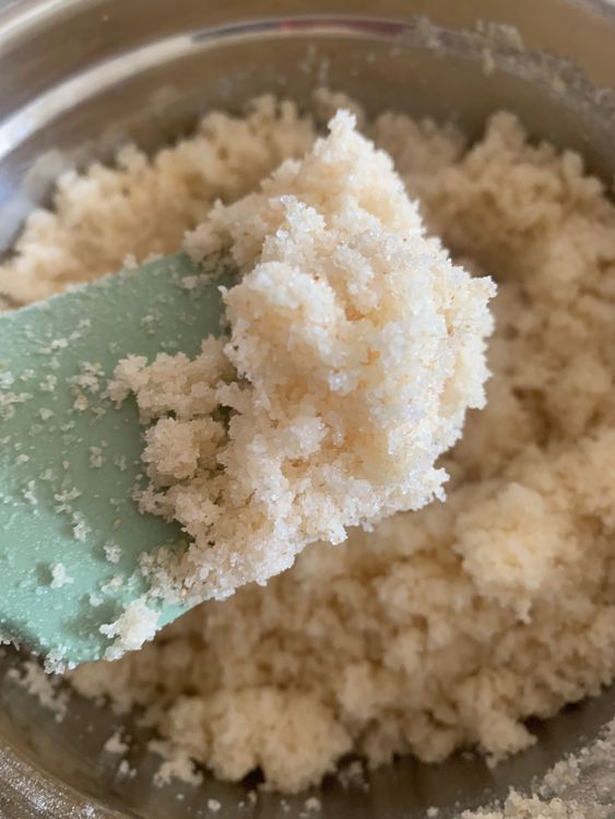 Step 2.1: In a mixing bowl, mix the semolina, sugar, and oil