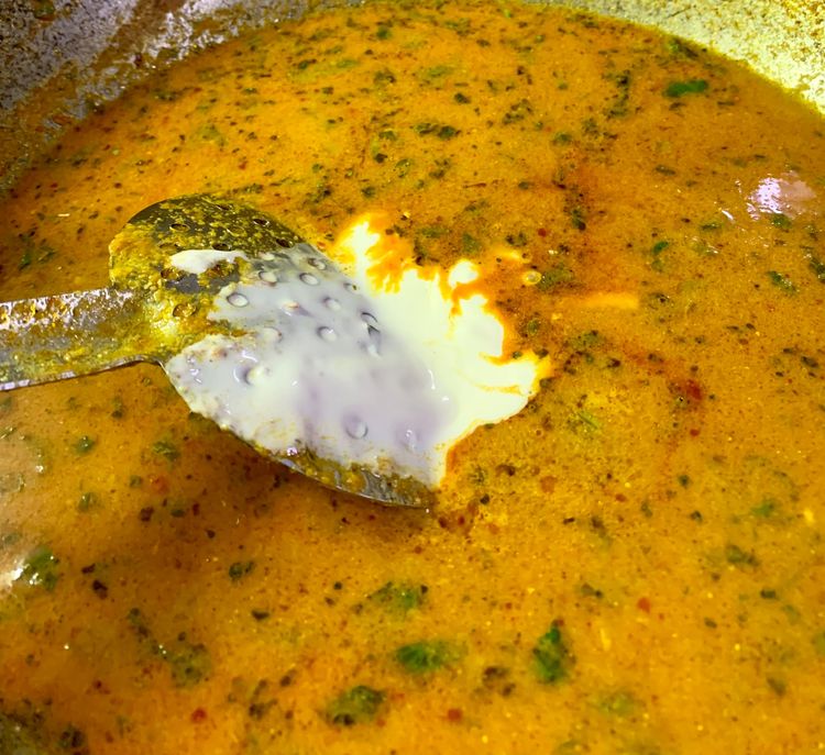 Step 3.1: Add kasuri methi and cream and fresh coriander leaves