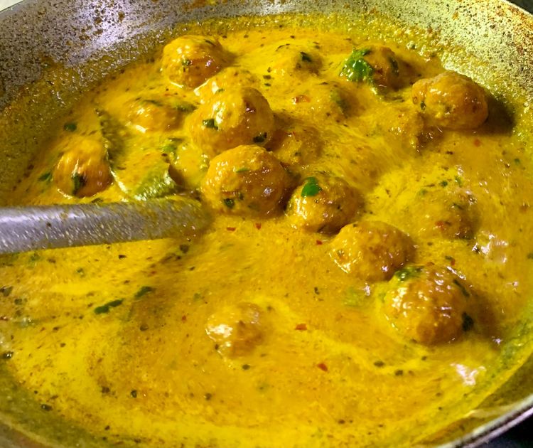 Step 3.1: Add the fried chicken balls/kofta, and simmer for 5 minutes