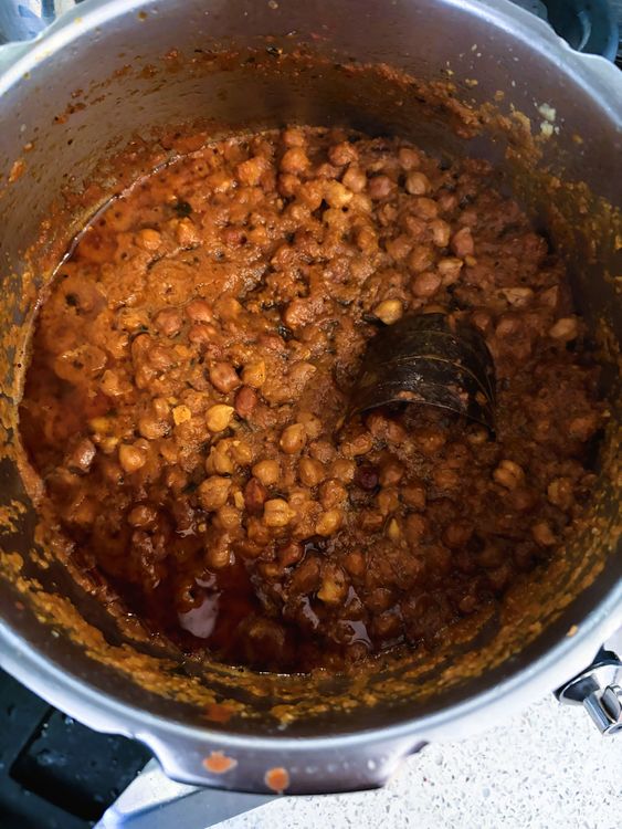 Step 3.2: Add the soaked chana and mix well with the masala
