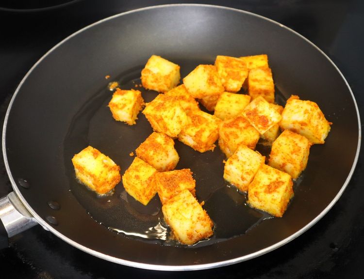 Step 1.4: Heat oil and sauté marinated paneer