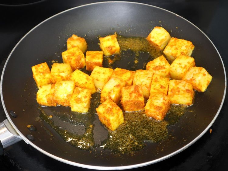 Step 1.5: Heat oil and sauté marinated paneer